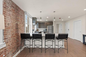 Luxury w King Beds, Pool Table, Central Downtown!
